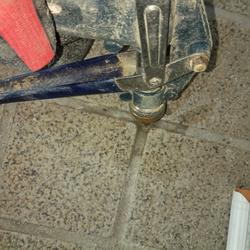 玄関床に穴を開けてシロアリ駆除剤を注入