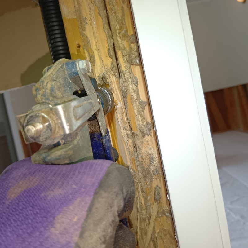 傷んだ木部に穴を開けてシロアリ駆除剤を注入