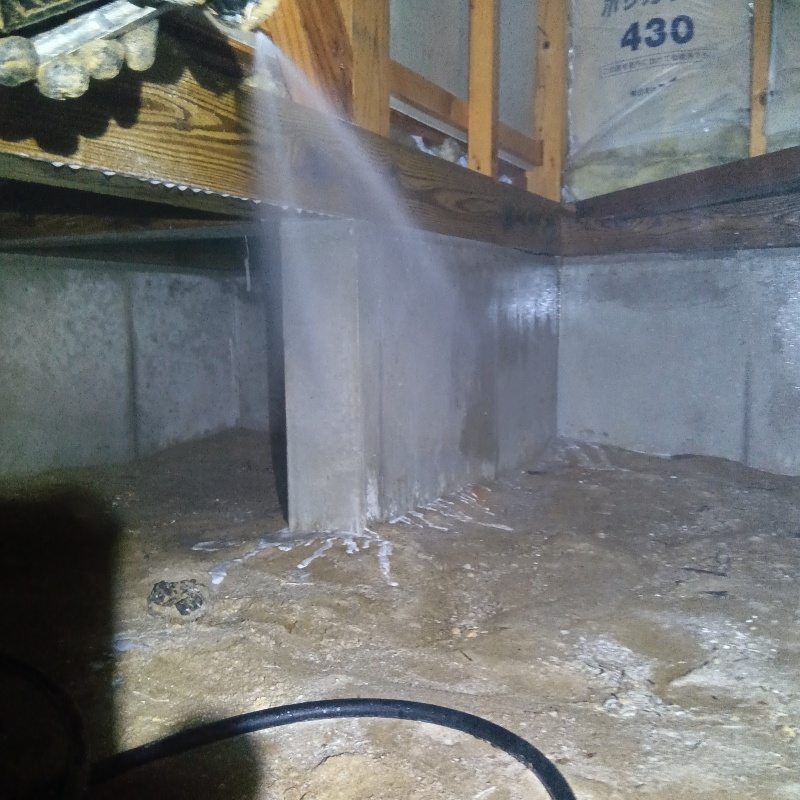 地面にシロアリ駆除剤を散布