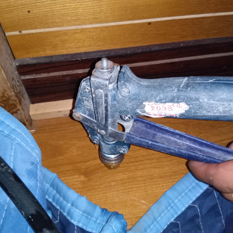 フローリングに穴を開けてシロアリ駆除剤を注入