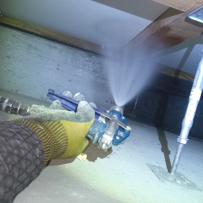 床下木材に防蟻剤を散布