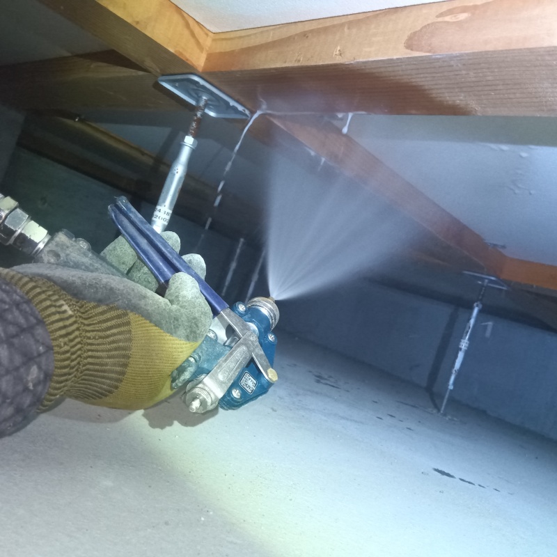 床下断熱材に防蟻剤を散布