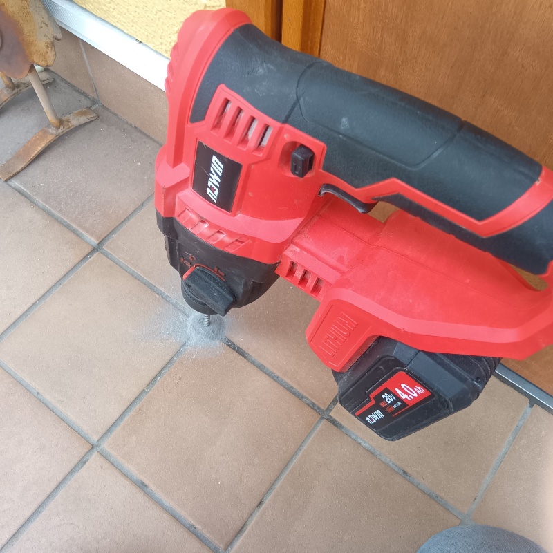 防蟻剤を注入するための穴を開けている様子