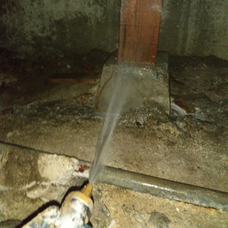 地面にシロアリ駆除剤を散布