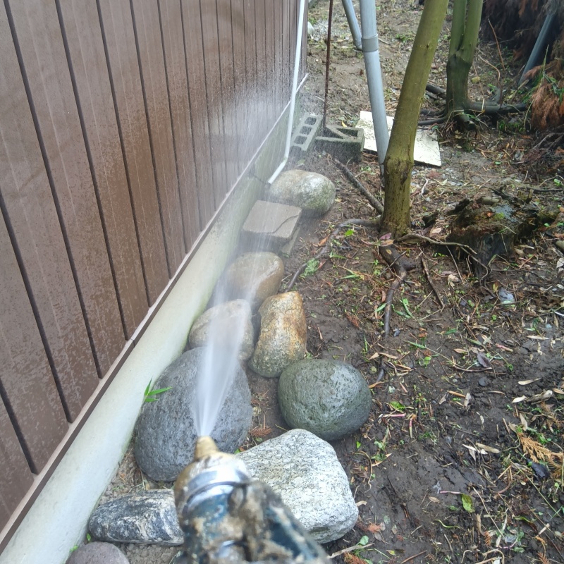 建物外周の土壌にシロアリ駆除剤を散布