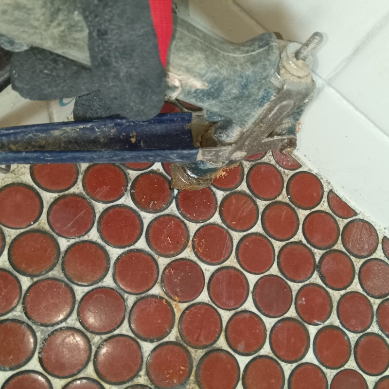 浴室床に穴を開けてシロアリ駆除剤を注入