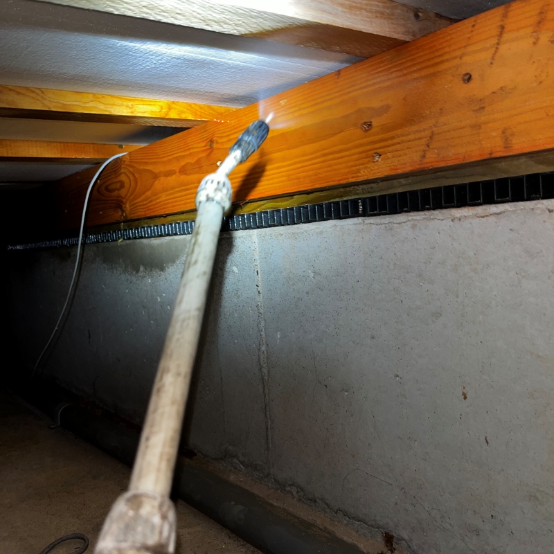 床下断熱材に防蟻剤を散布