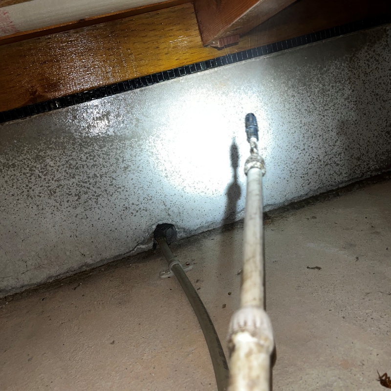 基礎に防蟻剤を散布