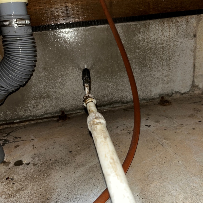 基礎に防蟻剤を散布