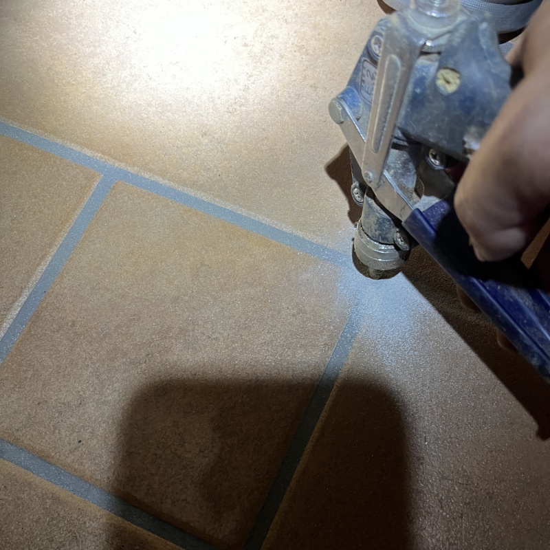 玄関床に穴を開けて防蟻剤を注入