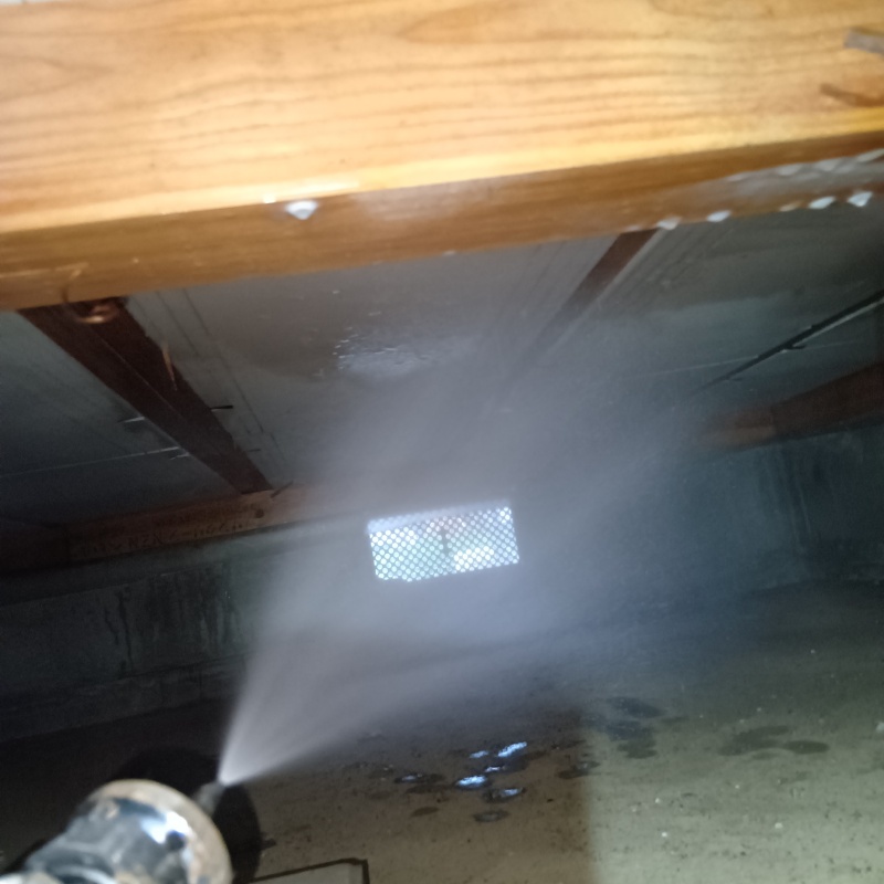 床下断熱材にシロアリ駆除剤を散布