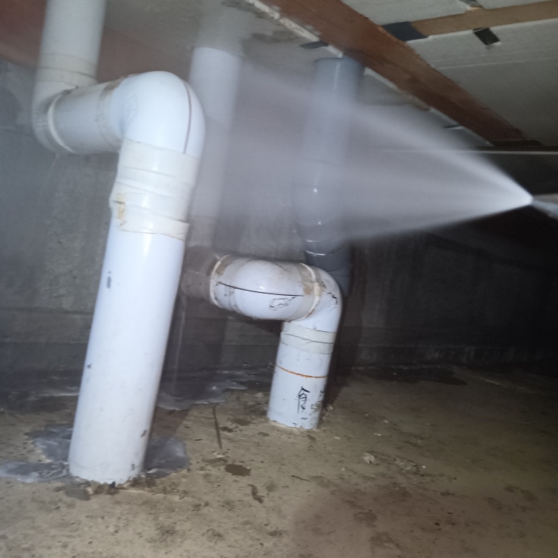 床下木材にシロアリ駆除剤を散布