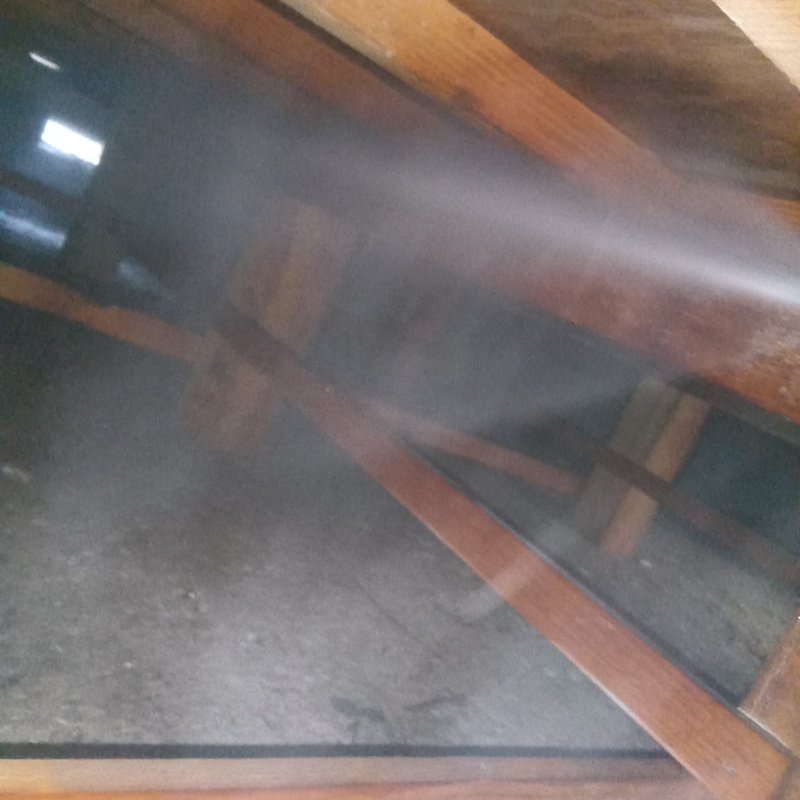 床下木材にシロアリ駆除剤を散布