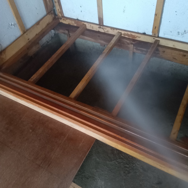 地面にシロアリ駆除剤を散布