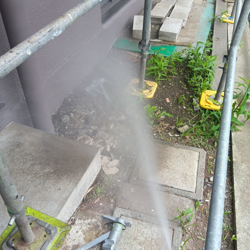 建物外周の土壌にシロアリ駆除剤を散布