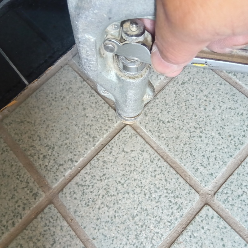 玄関床の目地からシロアリ駆除剤を注入