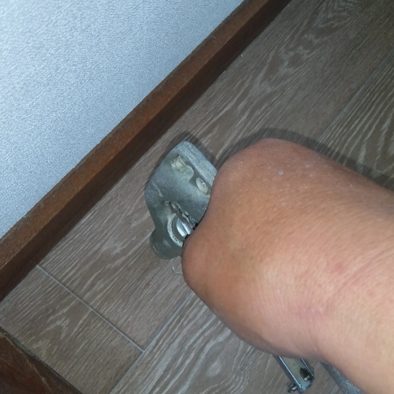 フローリングに穴を開けてシロアリ駆除剤を注入