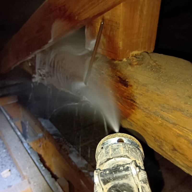 屋根裏の木材にシロアリ駆除剤を散布