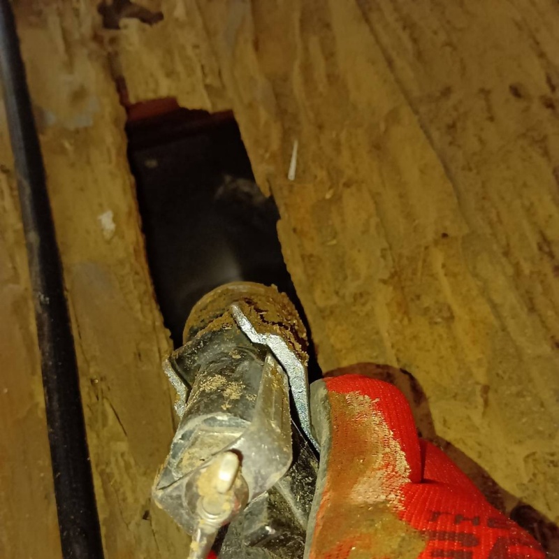 地面にシロアリ駆除剤を散布