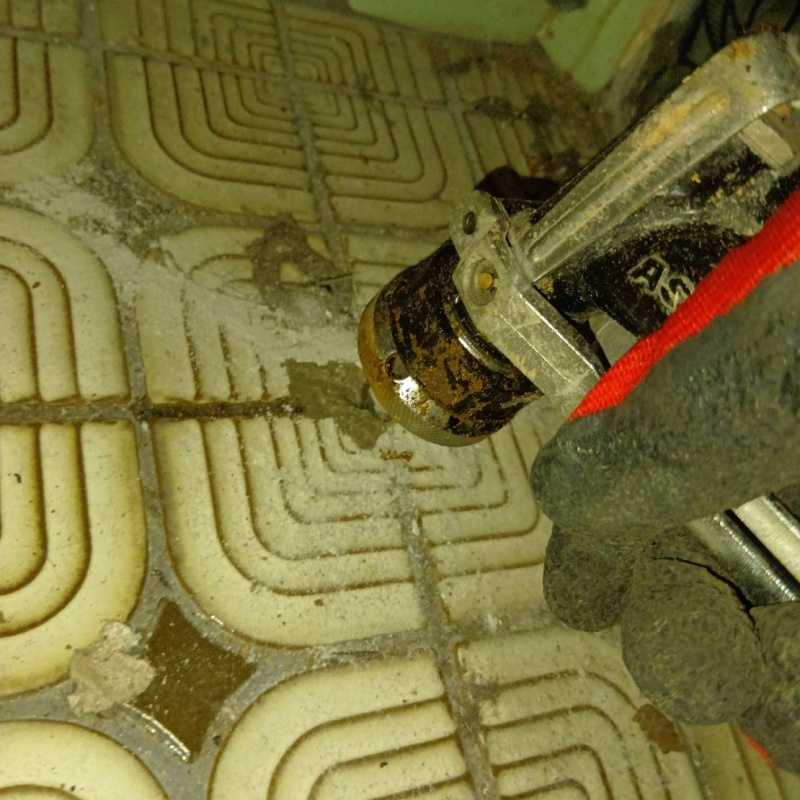 玄関床の目地からシロアリ駆除剤を注入