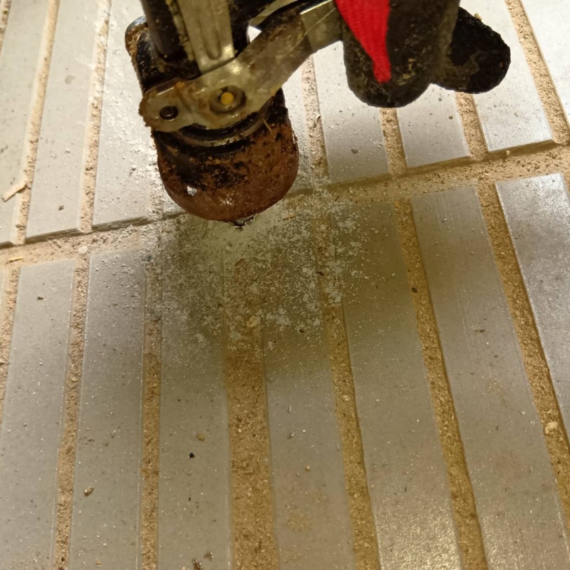 玄関床に穴を開けてシロアリ駆除剤を注入