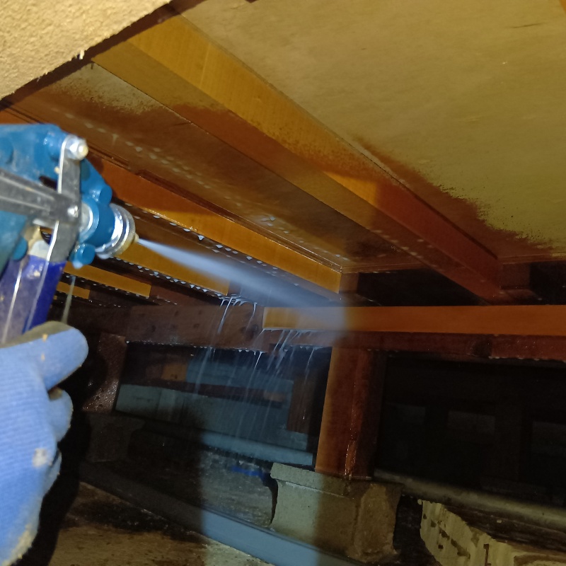 床下木材にシロアリ駆除剤を散布