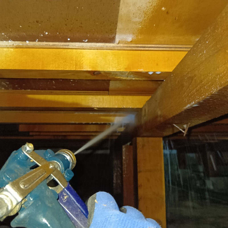 床下木材にシロアリ駆除剤を散布