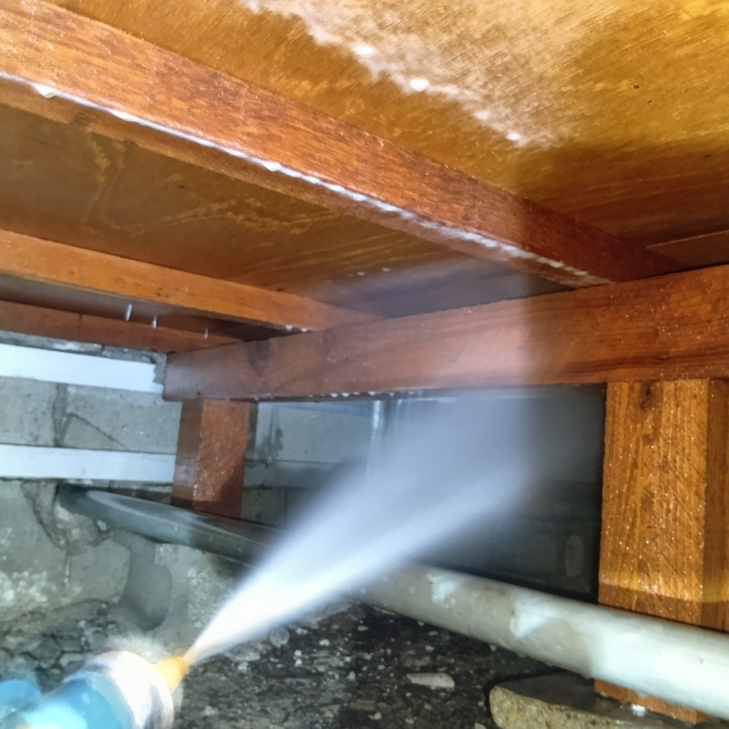 基礎にシロアリ駆除剤を散布