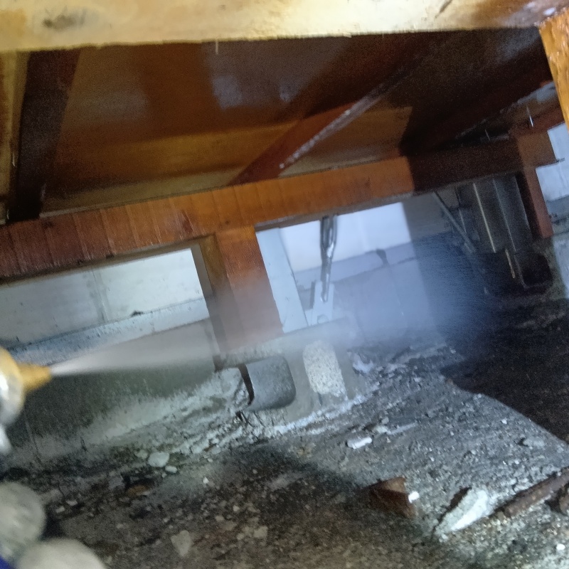 地面にシロアリ駆除剤を散布