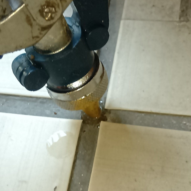 玄関床に穴を開けてシロアリ駆除剤を注入