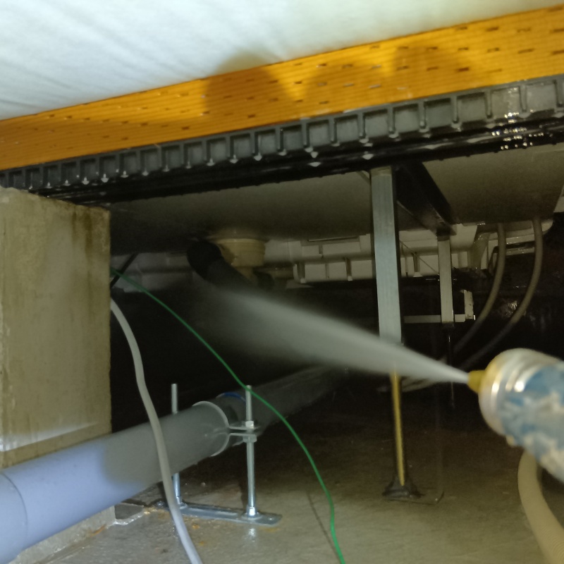 基礎に防蟻剤を散布