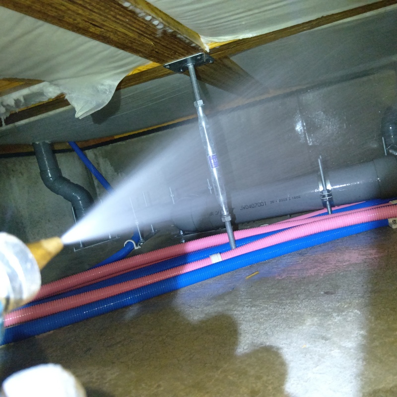 地面に防蟻剤を散布