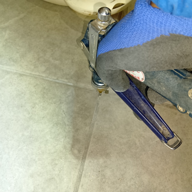 玄関床に穴を開けて防蟻剤を注入