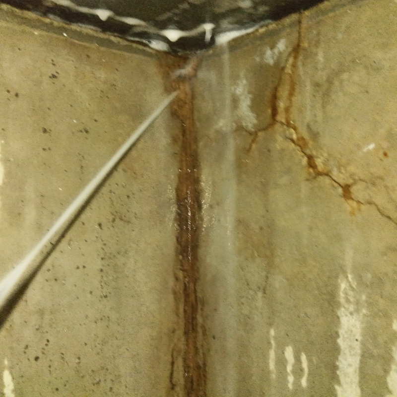 基礎にシロアリ駆除剤を散布