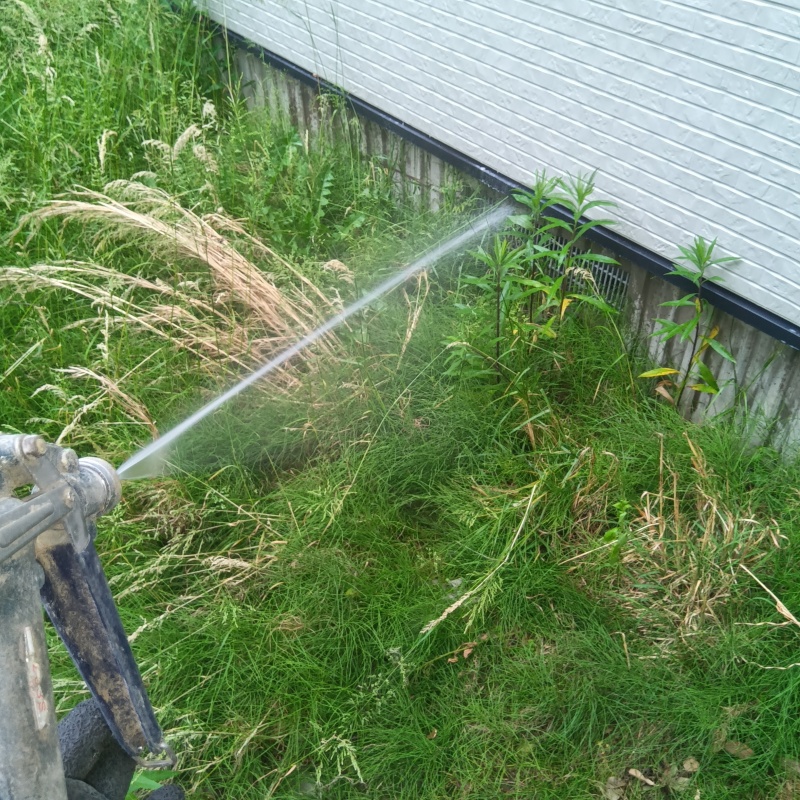 建物外周の土壌にシロアリ駆除剤を散布