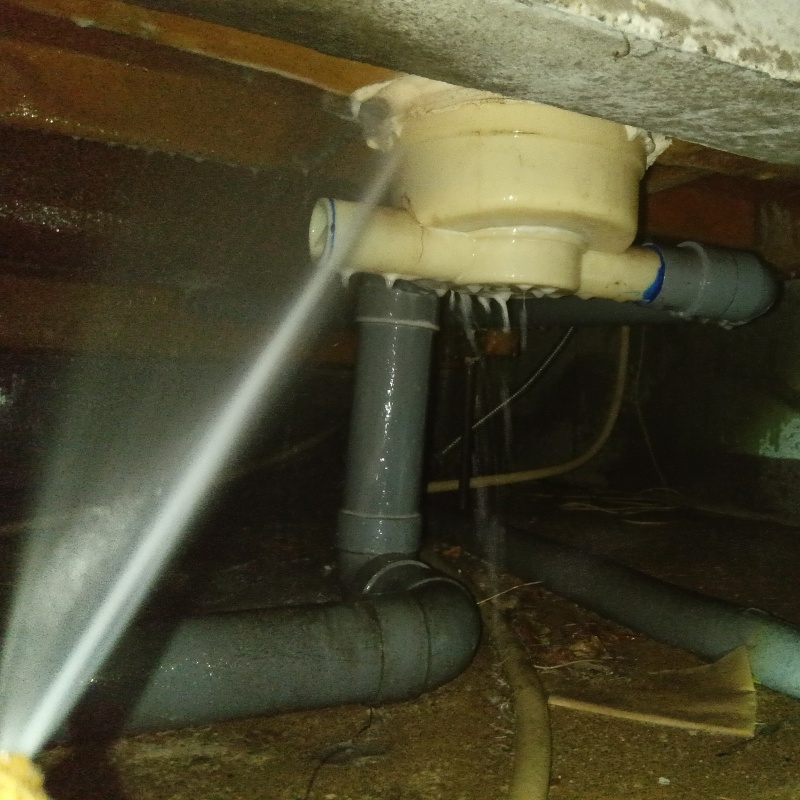 床下木材・断熱材にシロアリ駆除剤を散布