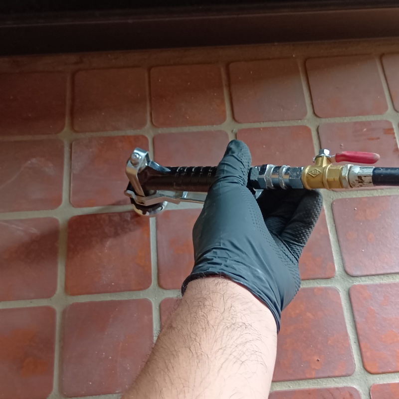 玄関床の目地からシロアリ駆除剤を注入