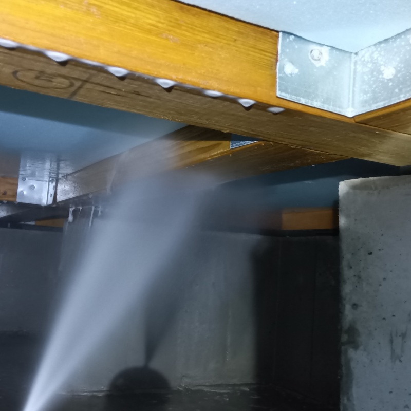 床下木材にシロアリ駆除剤を散布