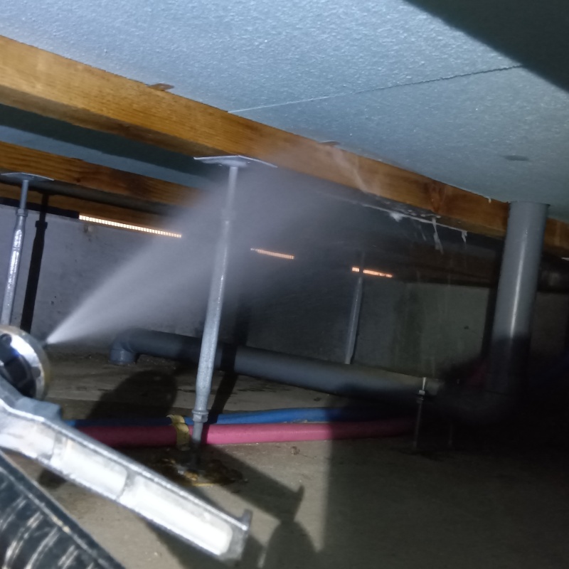 床下断熱材にシロアリ駆除剤を散布