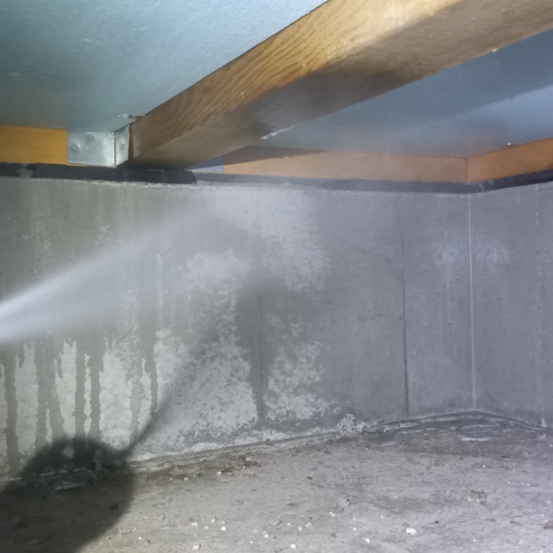 基礎にシロアリ駆除剤を散布