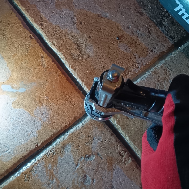 玄関床に穴を開けてシロアリ駆除剤を注入