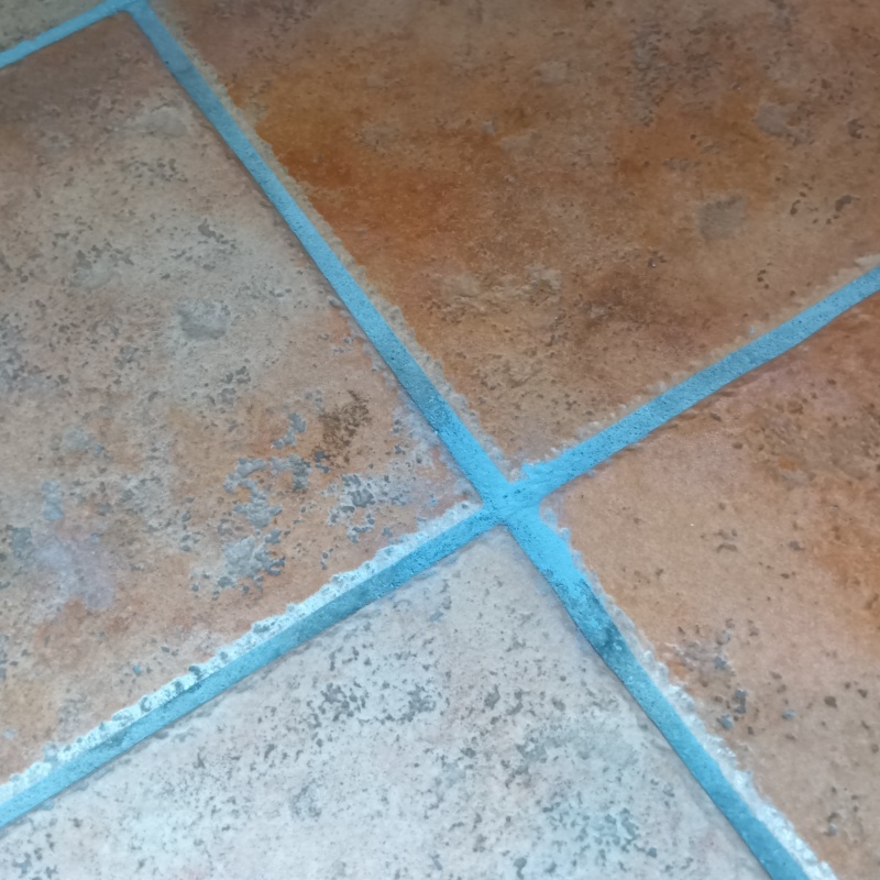 開けた穴をパテで補修