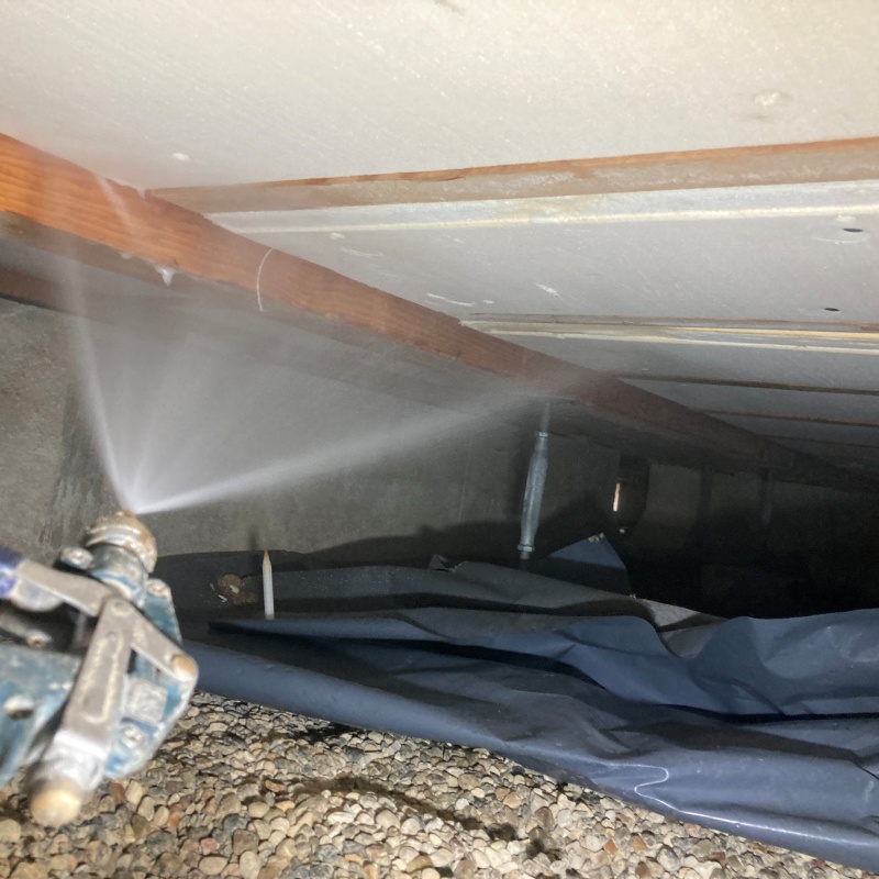 床下木材にシロアリ駆除剤を散布