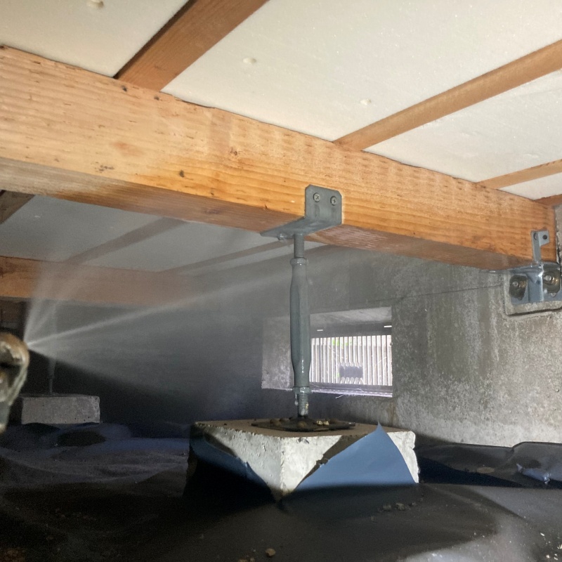 床下断熱材にシロアリ駆除剤を散布