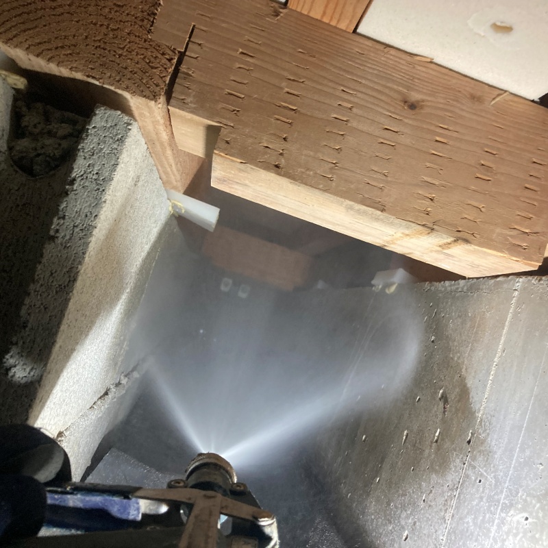 基礎にシロアリ駆除剤を散布