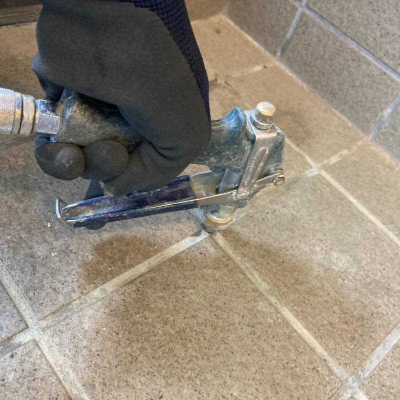 玄関床の目地からシロアリ駆除剤を注入