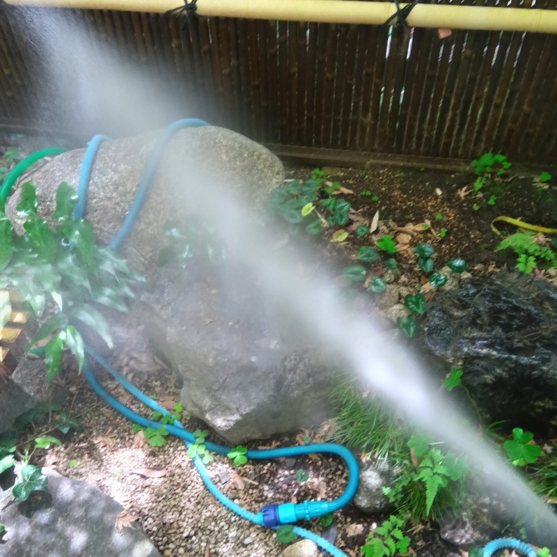 建物外周の土壌にシロアリ駆除剤を散布