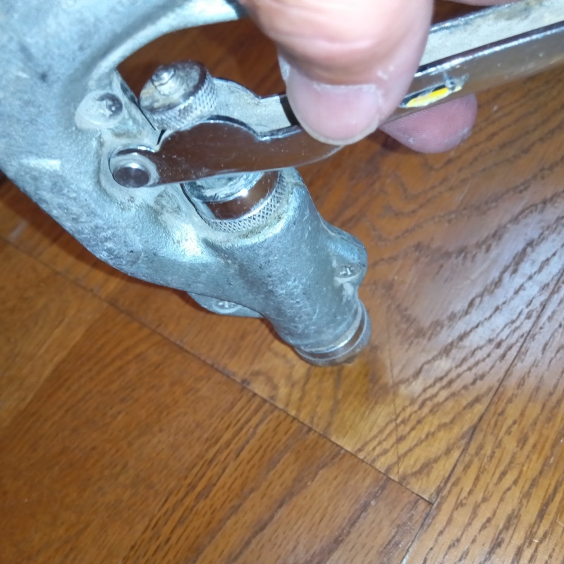 フローリングに穴を開けてシロアリ駆除剤を注入