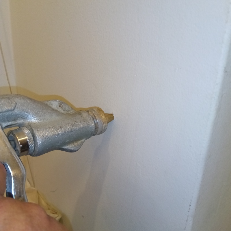 壁材に穴を開けてシロアリ駆除剤を注入