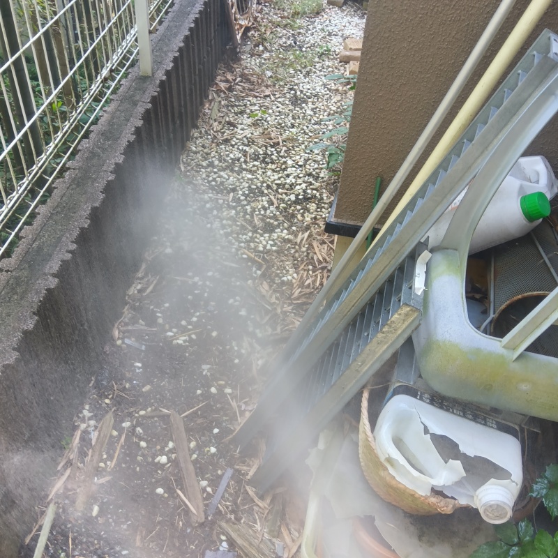 建物外周の土壌にシロアリ駆除剤を散布